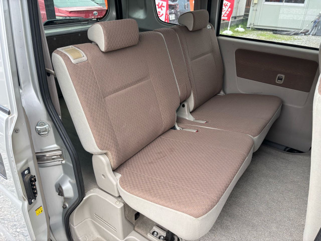 �Z�J���h�V�[�g�͑�l��l������Ă��\���ȃX�y�[�X���m�ۂ���Ă���܂��B