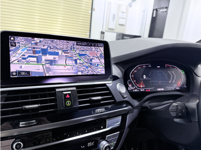 10.25インチのタッチパネル式ディスプレイを採用したiDriveHDDナビゲーションシステム。地デジ放送やブルートゥース機能をはじめ、車両の各設定などもこちらのディスプレイにて操作可能です。