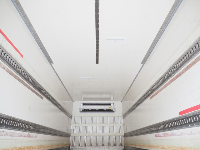 フォワード冷蔵冷凍車