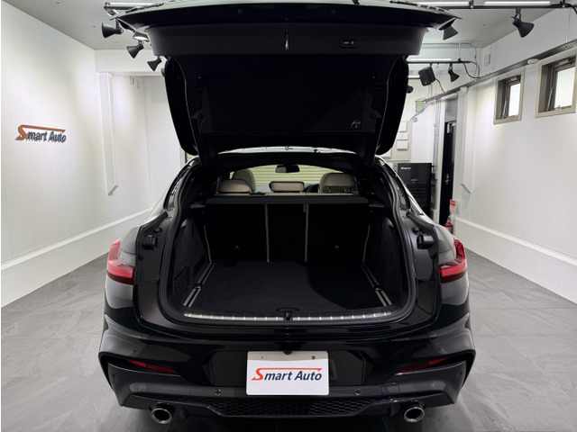 セカンドシートの展開でゴルフバックも余裕で収納できるゆとりのあるスペースです。新車時からのディーラーでの整備記録簿も全て残っており素性の良さを物語っています。