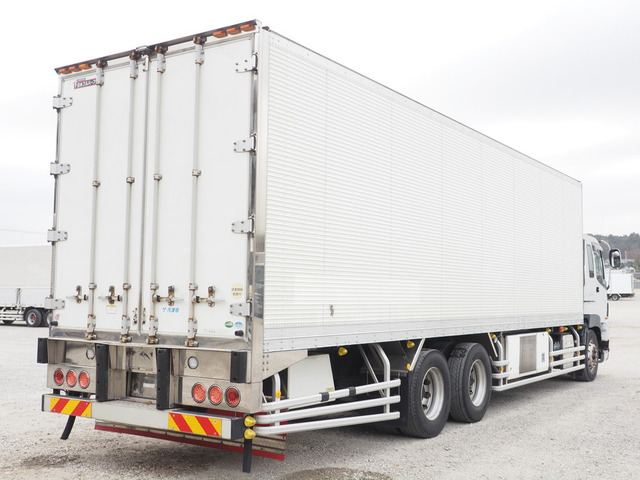 ギガ冷凍冷蔵車