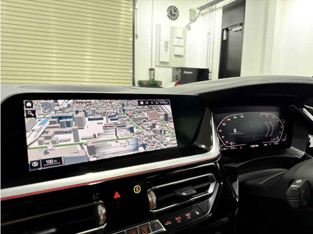 BMW���C�u�R�b�N�s�b�g:�i�r�V�X�e�����g�ݍ��܂ꂽ���̃l�b�g���[�N�́A�^�b�`�p�l���@�\�t��10.25�C���`�C���t�H���[�V�����f�B�X�v���C����ѓ��T�C�Y�̃f�W�^���\�����[�^�[�p�l���ō\������Ă��܂��B