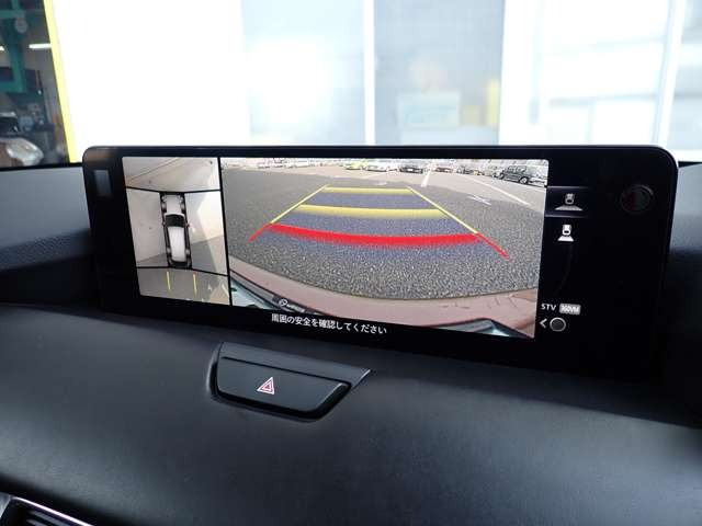 ★360&deg;ビューモニター★4個のカメラから得た画像を車両上方から見下ろしたような映像で表示することで、車と路面の駐車枠の関係を一目で確認できます★