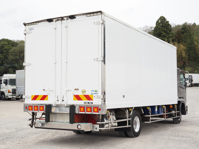 フォワード冷蔵冷凍車