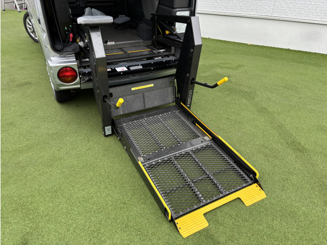 ミニキャブバン車いす仕様車 テールゲートリフト式 4WD