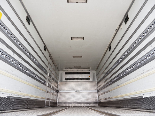 フォワード冷蔵冷凍車