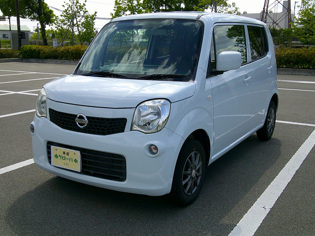 白に見えますが淡い水色です