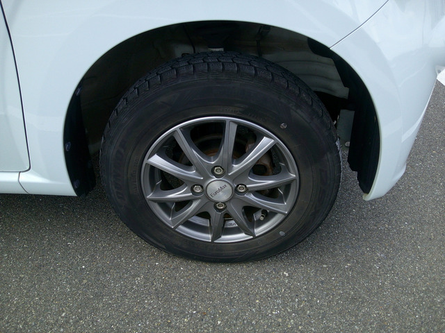 タイヤはスタッドレスタイヤになりますが、納車時には良品中古と交換いたします。