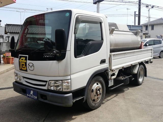 タイタンタンクローリー車