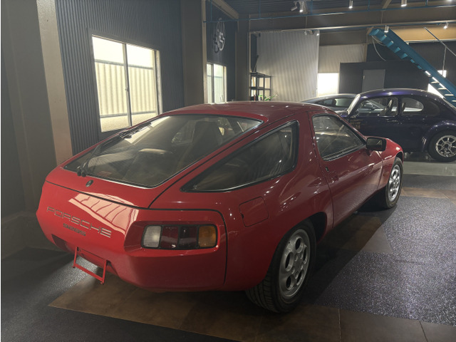928