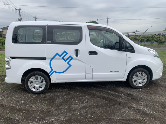 じっくり見ないとわかりませんが、前オーナーさんの某純正部品屋さんの看板の跡あります