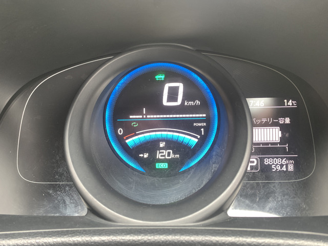 満充電で120km前後です