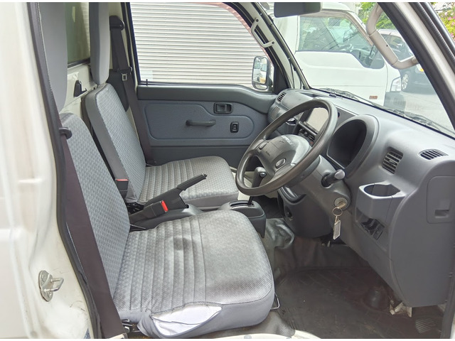 足元も広く、快適に運転いただけます。