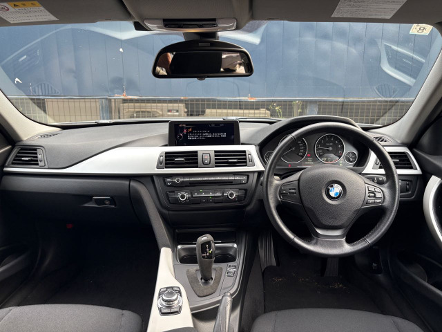 3シリーズセダン320i