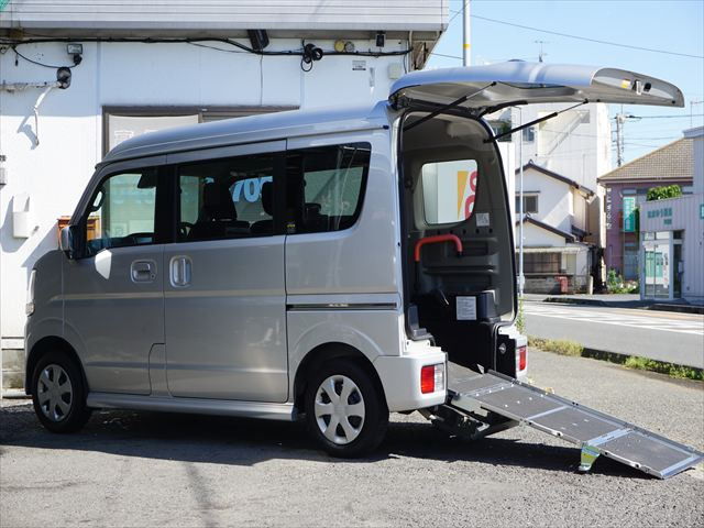 エブリイワゴンウィズ 車いす移動車 左右分割式リアシート付
