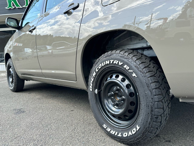 人気!TOYOオープンカントリーRTタイヤ装備!街乗りからオフロードまでこなします!