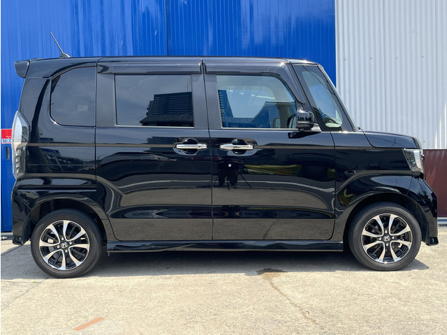 �z�C�[���͏���14�C���`�A���~�z�C�[���𓋍ڂ��Ă���܂��B�����ڂ��I�V�����ȃf�U�C���ł����������ł��B�^�C���T�C�Y��155/65R14�𗚂��Ă���܂��B