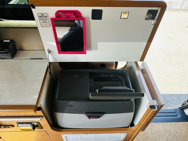 12V�①�ɁB��J���Ȃ̂ŗ�C�������ɂ����ł��B