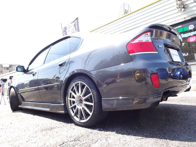 ��2.0GT spec.B���x�[�X�ɁA�u�t�B�[�����O�𒲗�(�`���[�j���O)����v�Ƃ���STI�Ǝ��̔��z�ɂ���Đ��܂ꂽ�̂��A ���́wLEGACY tuned by STI�x��