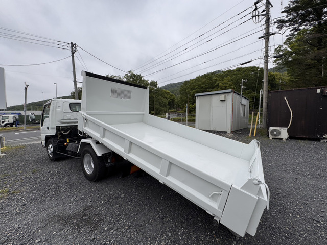 車両左側後方:スライドスムーズです!? 大変光栄なことに現車確認にご来店いただくお客様には「車、きれいだね」とよくお褒め頂いております。ぜひぜひ直接ご確認くださいませ?お待ちしております♪