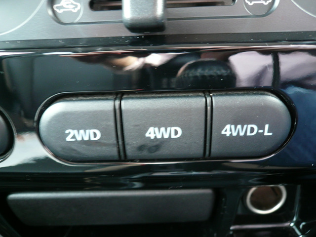 4WD�؂�ւ��X�C�b�`���{�^�������������ŊȒP�ɐ؂�ւ����܂� (�E&forall;�E)�C�C�l!!