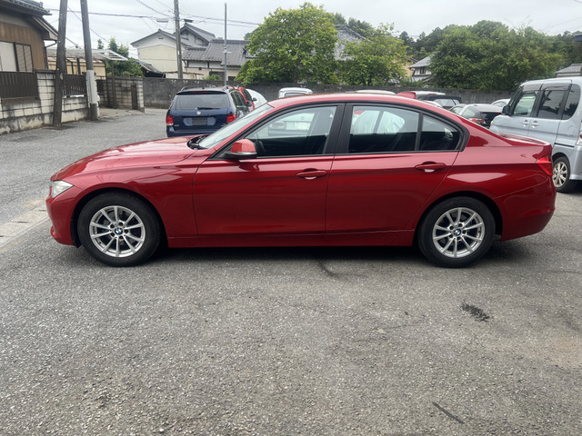 �A���Ԃ����߂Ă̂��q�l�ɂ��������߂ł���BMW 320i�ł��B �ᑖ�s���l�C�J���[�̂��߁A���������̕��͂��Ђ����߂ɂ��₢���킹���������B