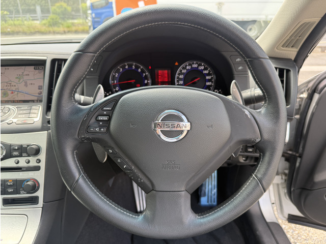 �C���e���A�ɍ��킹���f�U�C���̃X�e�A�����O�͉^�]���₷���`��A�傫���ł��B�X�e�A�����O�X�C�b�`�����B