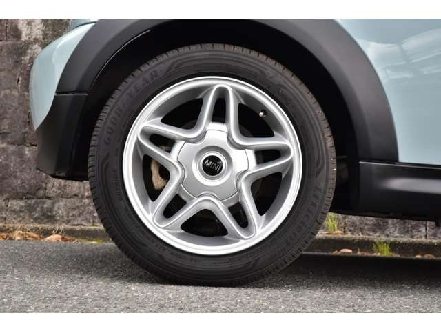 �y�C�����ǂ����[�Ԓv���܂��z�d�グ���X�^�b�t�ɂ��A��p�|���b�V���[�ɂ��{�f�B�̖����d�グ�A�z�C�[���A�^�C���n�E�X�����̐��|�A�����̍R�ۃN���[�j���O�A�e���X�C�b�`�A�n���h���A�ו��̐��|���s���܂��B