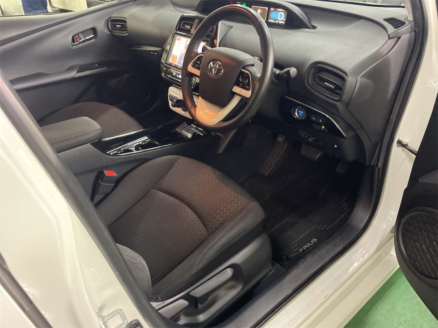 プリウス1.8 S セーフティ プラス E-Four 4WD