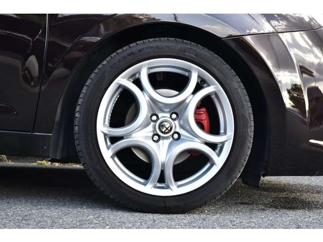 �y�C�����ǂ����[�Ԓv���܂��z�d�グ���X�^�b�t�ɂ��A��p�|���b�V���[�ɂ��{�f�B�̖����d�グ�A�z�C�[���A�^�C���n�E�X�����̐��|�A�����̍R�ۃN���[�j���O�A�e���X�C�b�`�A�n���h���A�ו��̐��|���s���܂��B