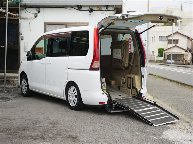 セレナ2.0 20S チェアキャブ スロープタイプ 車いす2名仕様