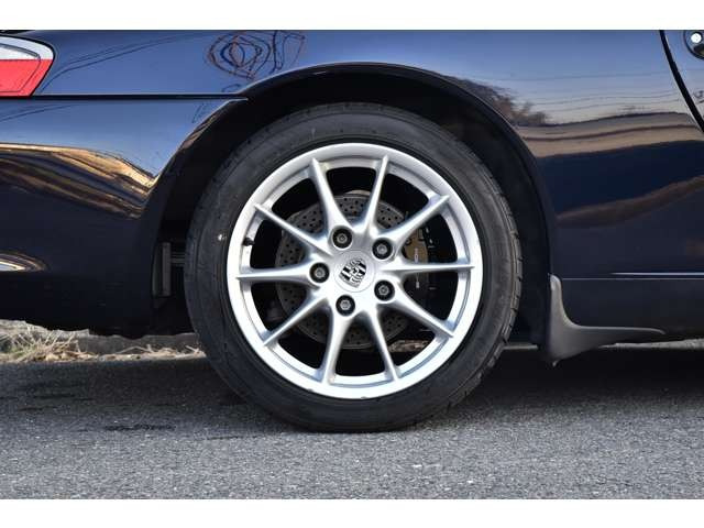 �y�C�����ǂ����[�Ԓv���܂��z�d�グ���X�^�b�t�ɂ��A��p�|���b�V���[�ɂ��{�f�B�̖����d�グ�A�z�C�[���A�^�C���n�E�X�����̐��|�A�����̍R�ۃN���[�j���O�A�e���X�C�b�`�A�n���h���A�ו��̐��|���s���܂��B