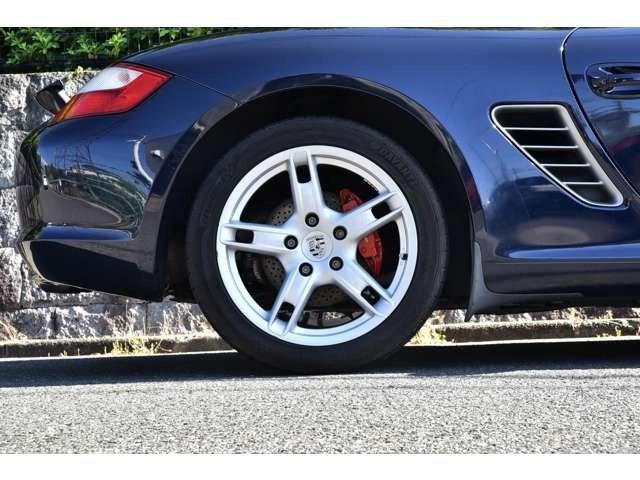 �y�C�����ǂ����[�Ԓv���܂��z�d�グ���X�^�b�t�ɂ��A��p�|���b�V���[�ɂ��{�f�B�̖����d�グ�A�z�C�[���A�^�C���n�E�X�����̐��|�A�����̍R�ۃN���[�j���O�A�e���X�C�b�`�A�n���h���A�ו��̐��|���s���܂��B