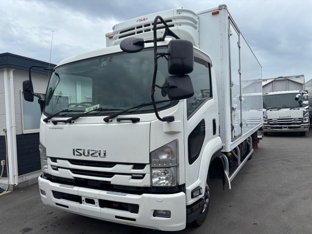 フォワード冷蔵冷凍車