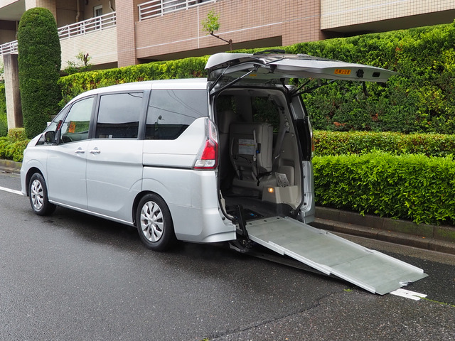 セレナ2.0 B チェアキャブ スロープタイプ 車いす2名仕様