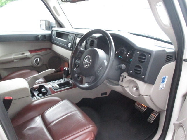 コマンダー5.7 リミテッド HEMI 4WD