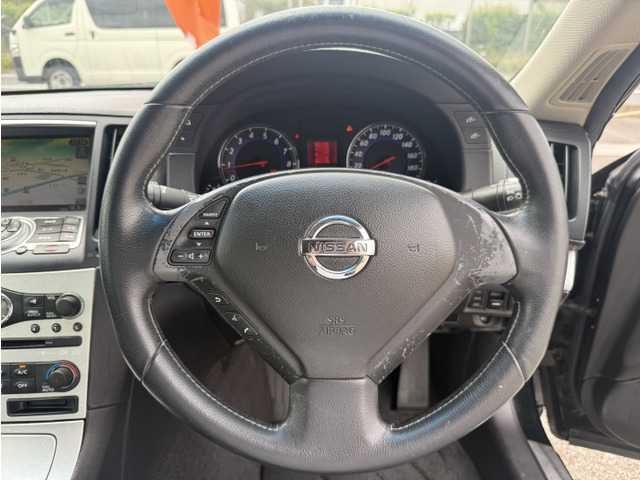 �C���e���A�ɍ��킹���f�U�C���̃X�e�A�����O�͉^�]���₷���`��A�傫���ł��B