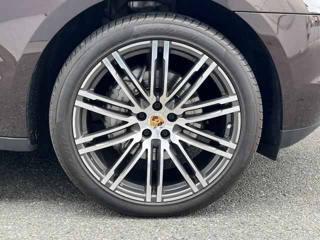 �t�����g265/40R21�s�����[PZERO