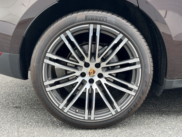 ���A295/35R21�s�����[PZERO