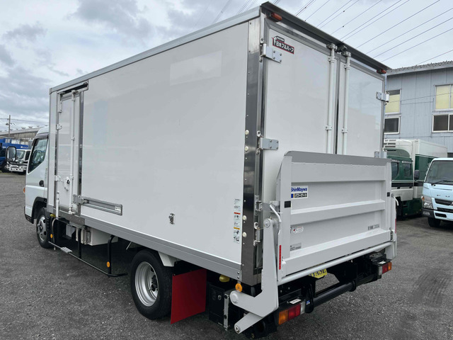 新明和製アーム式パワーゲート付き!リヤ観音開き仕様!外気温25℃で荷室内マイナス5.5℃まで確認済み!