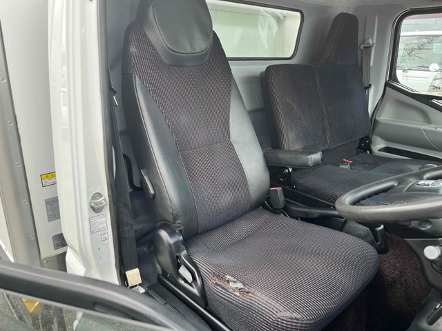 運転席シート破れ箇所有り。