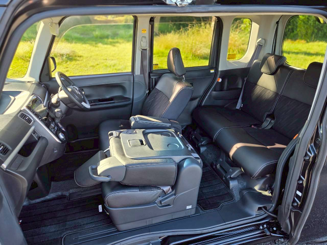 助手席を倒すと後ろがテーブルとなっており、車を止めてまったりしたい時などに、いろんな物を置くことが出来て、とても便利です!
