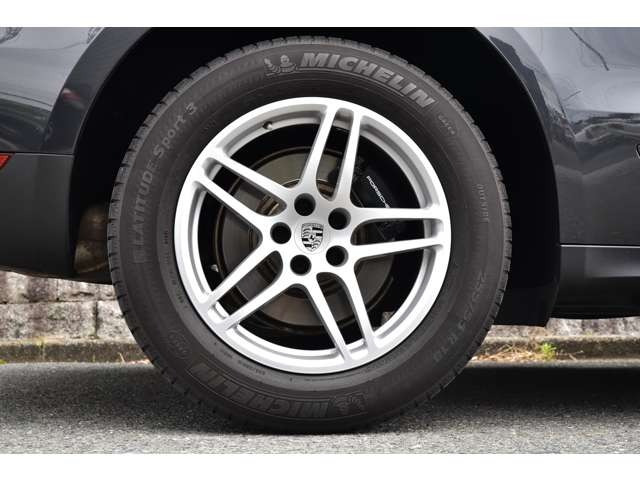 �y�C�����ǂ����[�Ԓv���܂��z�d�グ���X�^�b�t�ɂ��A��p�|���b�V���[�ɂ��{�f�B�̖����d�グ�A�z�C�[���A�^�C���n�E�X�����̐��|�A�����̍R�ۃN���[�j���O�A�e���X�C�b�`�A�n���h���A�ו��̐��|���s���܂��B