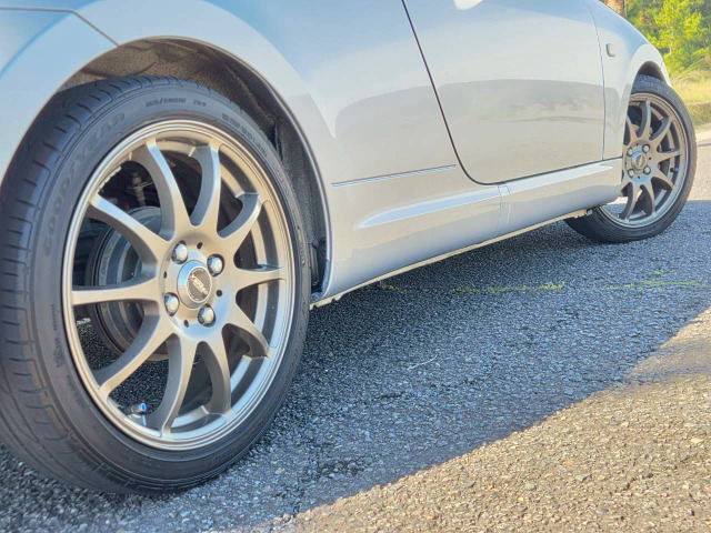 �z�C�[���͎ЊO���ɂȂ�܂����A�X�|�[�c�J�[�ɍ��킹�āA16�C���`�̃X�|�[�e�B�[�ȃf�U�C���̃z�C�[�����g�킹�Ē����Ă���܂��B