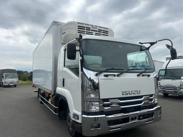 フォワード冷蔵冷凍車