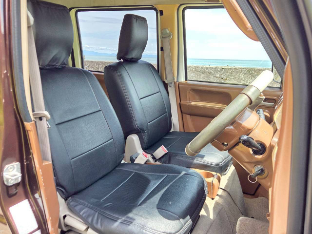 運転席・助手席は内装のデザインに合わせてレザータイプのシートカバーをつけさせて頂いております。