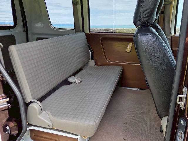 後部座席は、一体型のベンチシート仕様になっております。シートカラーもグレーのチェック柄になっており、車のコンセプトに合ったデザインになっております。