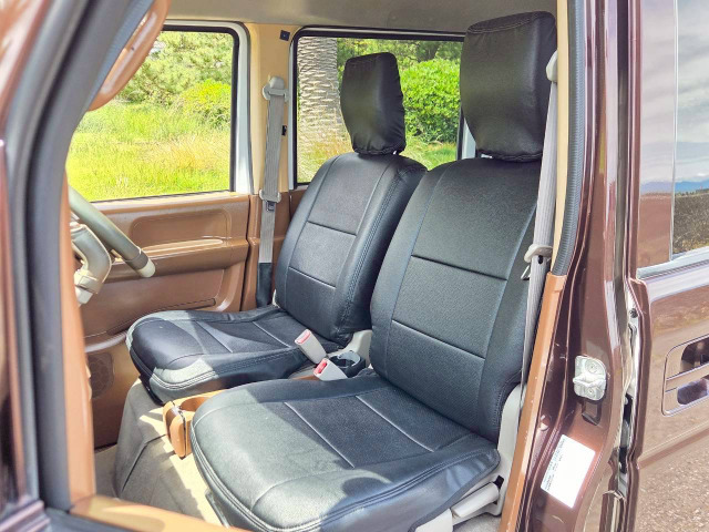 両シートともに、車内清掃の際に座席の隙間など細かい所の清掃を行っております。