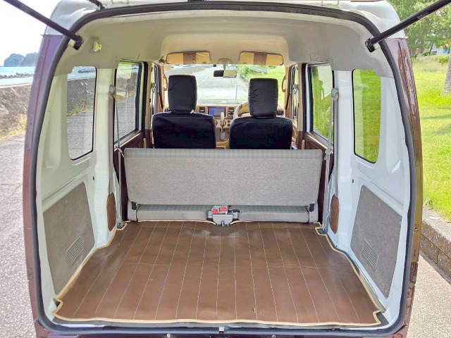 荷室部分には、内装のデザインに合わせて木目調のフローリングシートを使っております。荷物も多く乗せれるよう広々空間になっております。