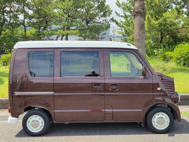 右側面です。仕入れ時は一部キズなどがございましたが、当社でメンテナンスを行い、目立った大きな傷はない状態になっております。